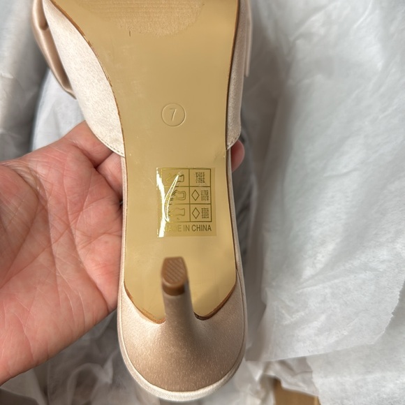 Journee Collection Women's Tiarra Pump Elegant Cream Bow Heels - Picture 7 of 9